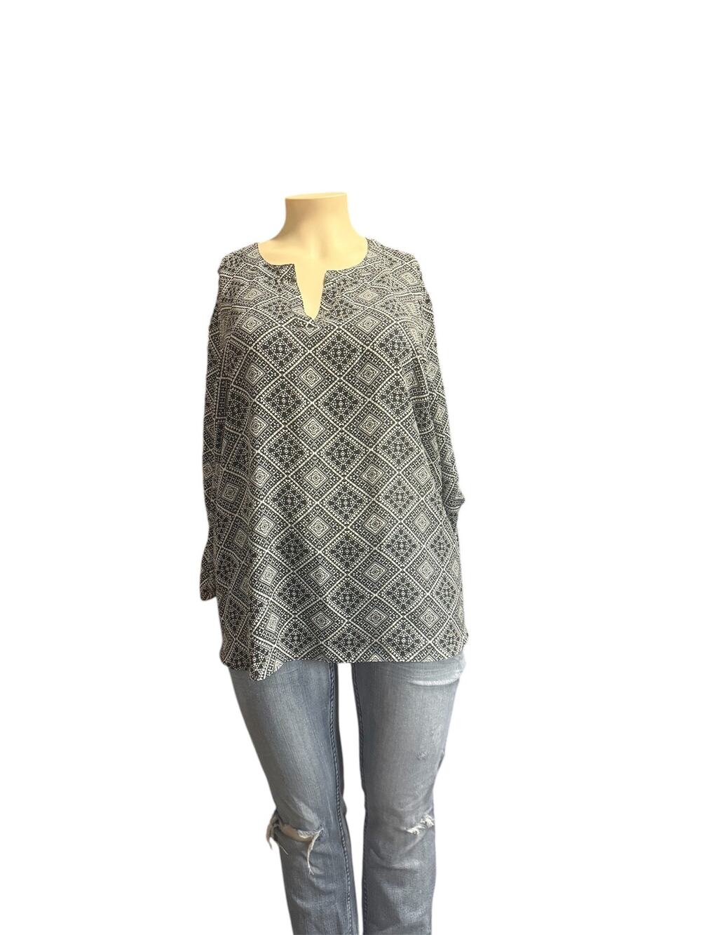 Cato Pullover  Blouse Size 26/28 in Black and White